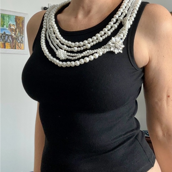 Elegant Black Tank Top with Layered Pearl Necklace - Picture 6 of 12